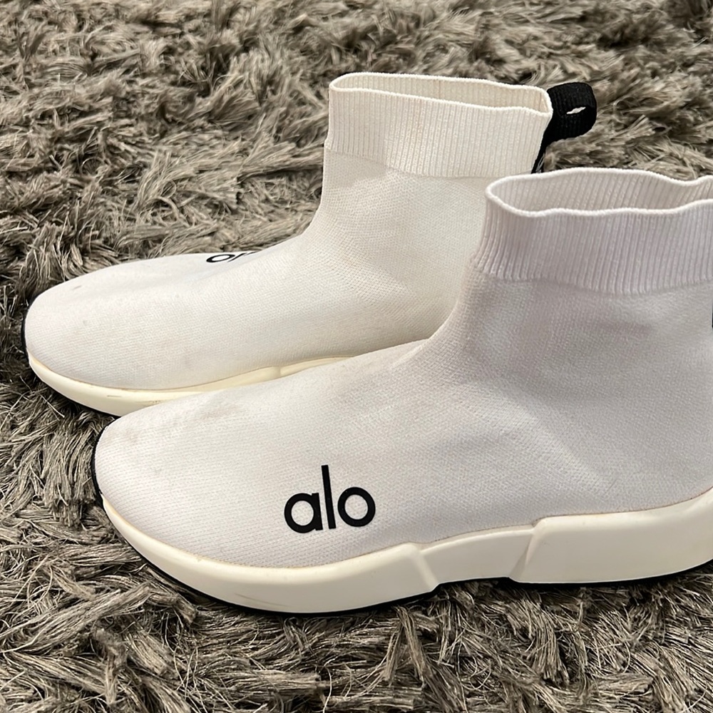 Alo Velocity Knit Sneaker. White size 9 Womens.